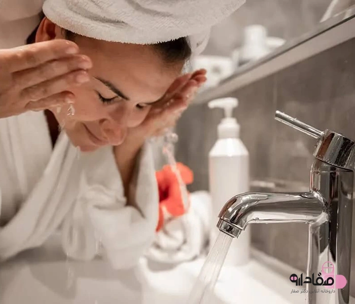 شستن صورت با شوینده فومی 545641