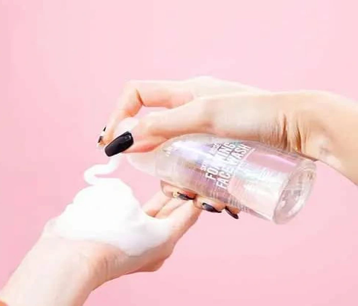 ریختن فوم شستشوی صورت روی دست 6878543