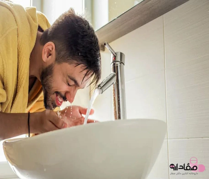 شستن صورت با شوینده مخصوص آقایان 54645684