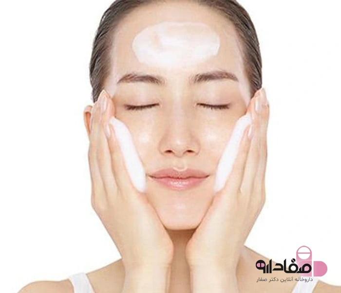 شستن صورت با شوینده فومی مناسب پوست چرب 546543
