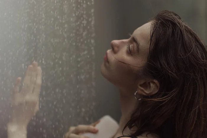 دوش گرفتن با آب داغ 65415612