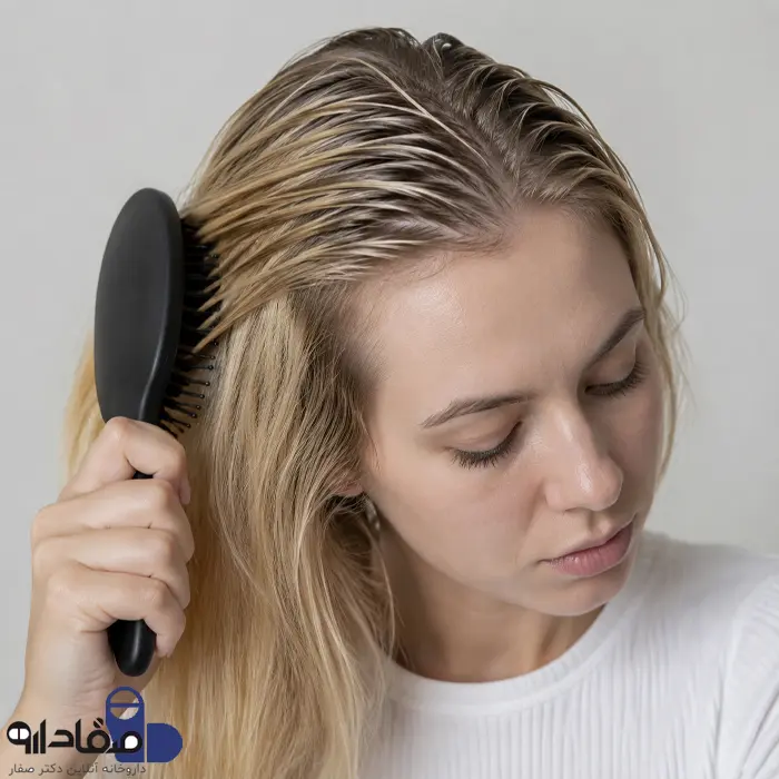 شانه زدن موهای چرب 6456312